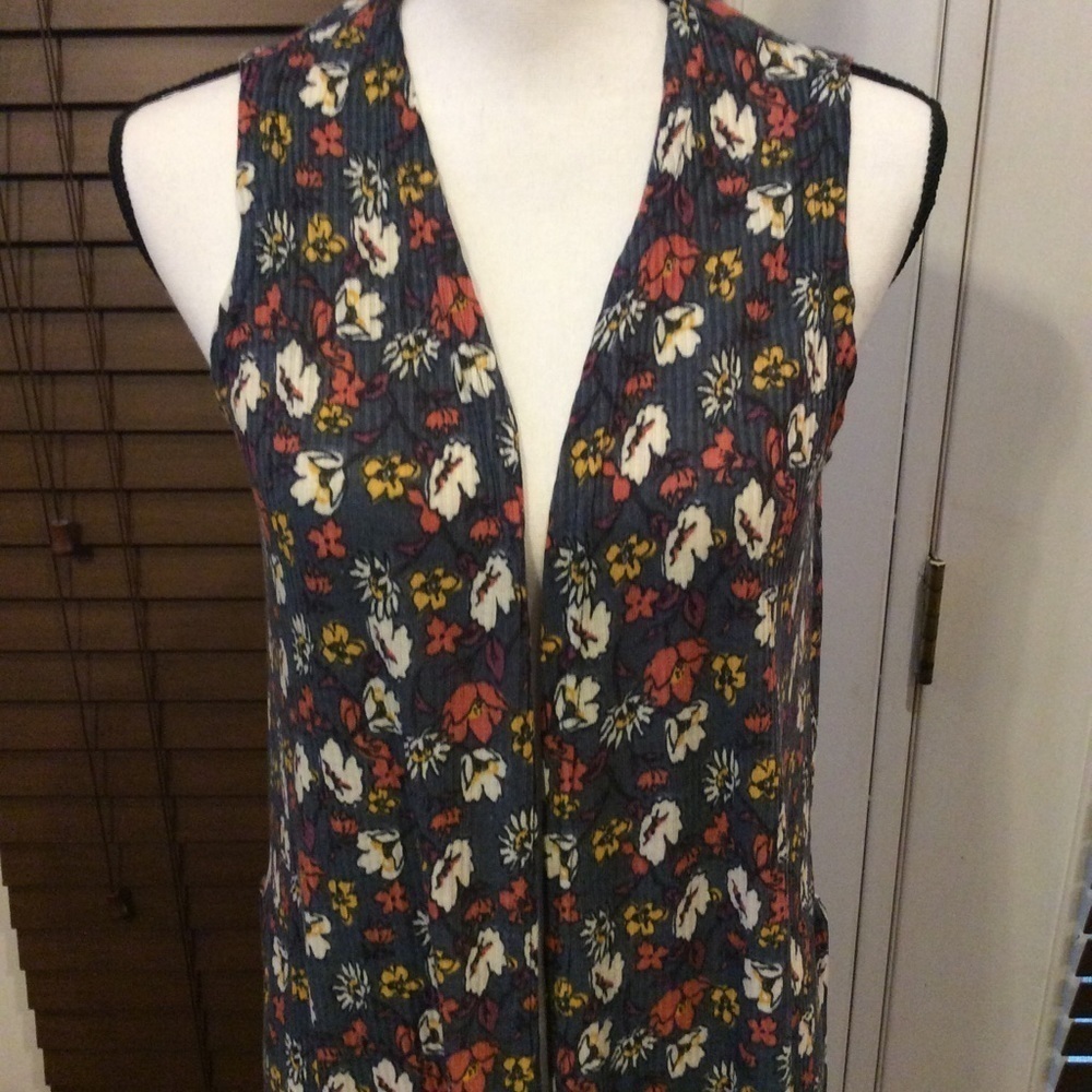 🏜LuLaRoe Joy Vest Size Small Side Slits - Picture 2 of 8